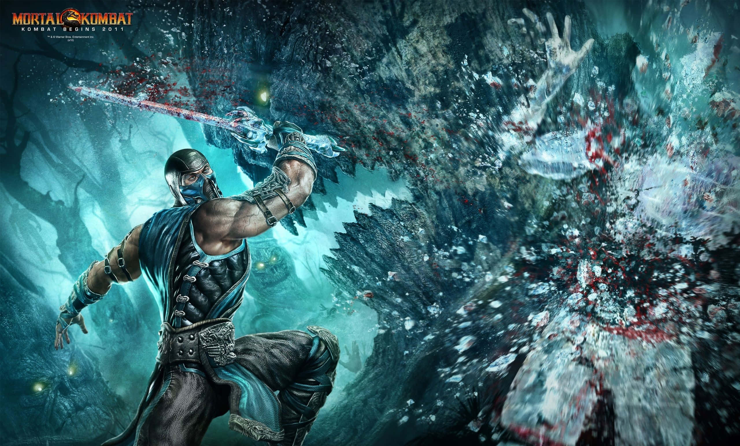 Mortal Kombat Fatality 桌布 壁紙 — 一個戴面具的戰士身穿暗色盔甲，在岩石洞穴中用發光的劍揮砍，令鮮血和冰塊四濺。