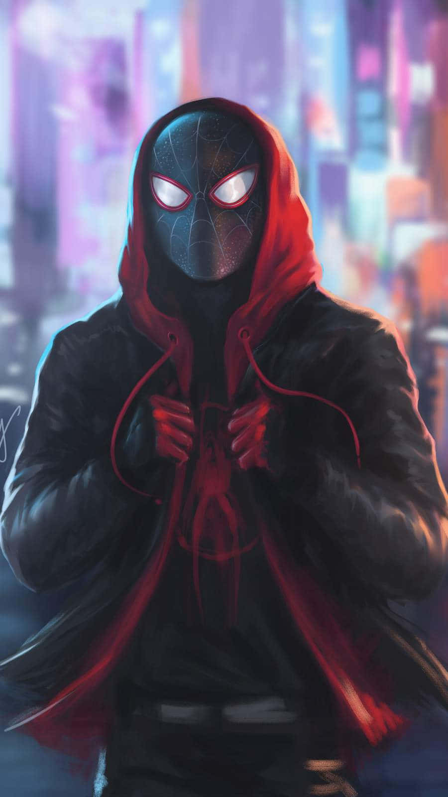 Miles Morales 動漫 桌布 壁紙 — 一個戴面具的超級英雄穿著紅色連帽外套，在夜晚發光的霓虹城市景觀中自信地站立。