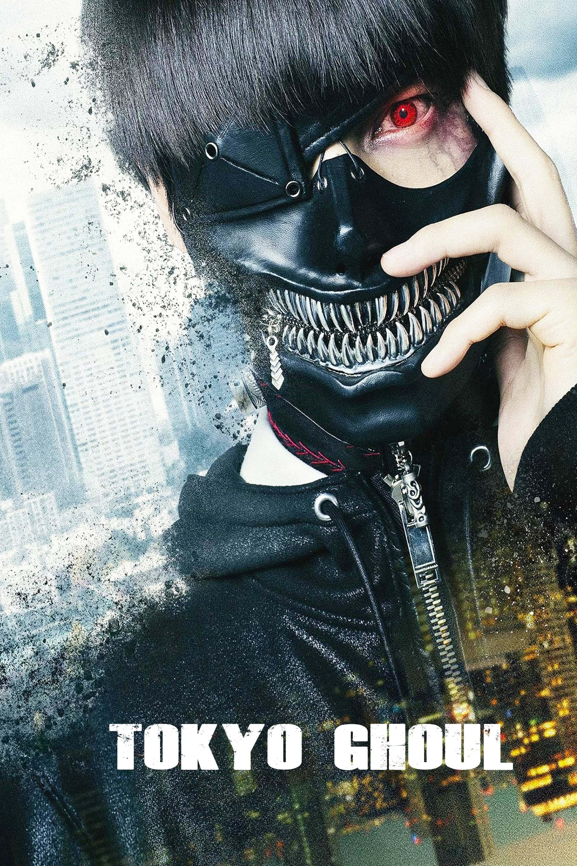 Tokyo Ghoul Movie 桌布 壁紙 — 一個戴面具的食屍鬼，有著紅眼睛和尖牙，站在模糊的城市景觀背景前。