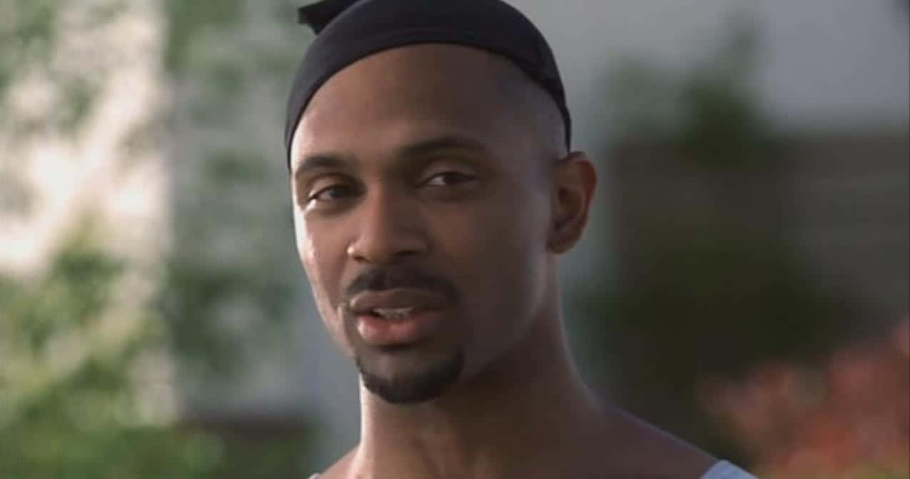 Mike Epps 桌布 壁紙 — 一個戴黑色帽嘅男人嘅近距離肖像，背景係模糊嘅戶外環境。