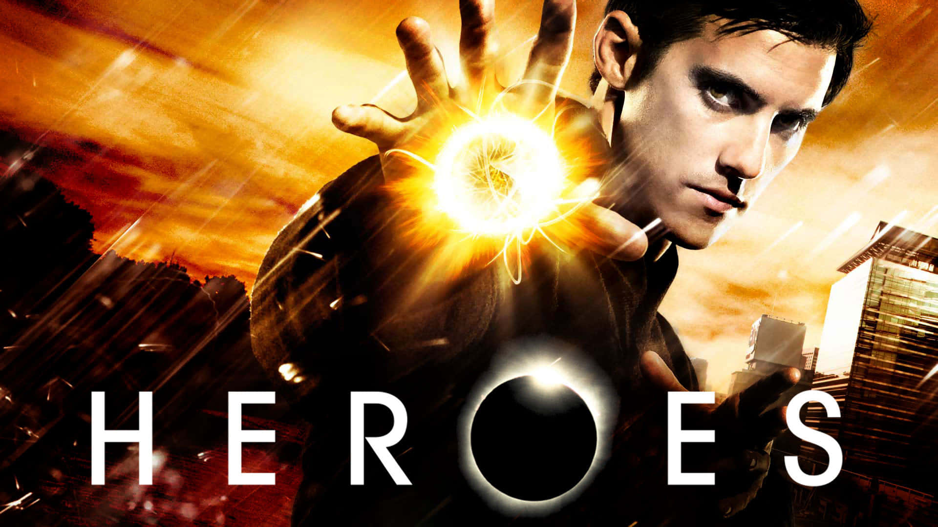 Hero 桌布 壁紙 — 一個手中散發光芒能量的男人，站在火紅夕陽城市景觀前，並帶有heroes字樣。