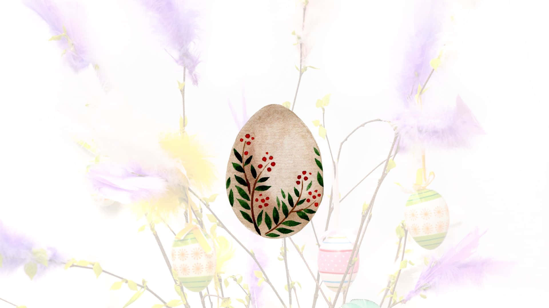 Egg 桌布 壁紙 — 一個手繪復活節蛋，帶有綠色葉子和紅色漿果，懸掛在柔軟的紫色羽毛和萌芽的樹枝之間。