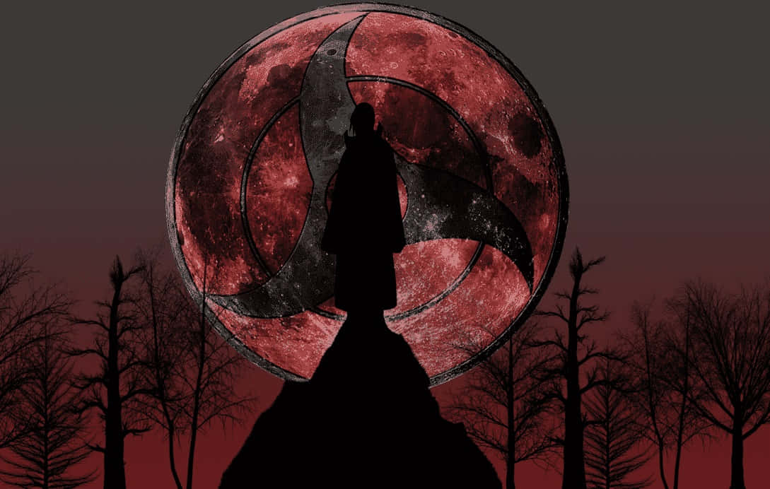 Itachi 桌布 壁紙 — 一個披著斗篷的人影站在山丘頂上，面前是一輪巨大的紅色月亮，背後有黑色螺旋符號在光禿禿的樹木後發光。