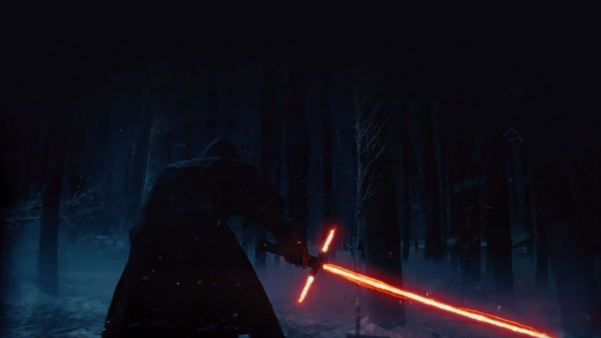 Cool Star Wars 桌布 壁紙 — 一個披著斗篷的身影在夜間穿過白雪覆蓋的森林揮舞著發光的紅色光劍，投射出詭異的橙色光芒。