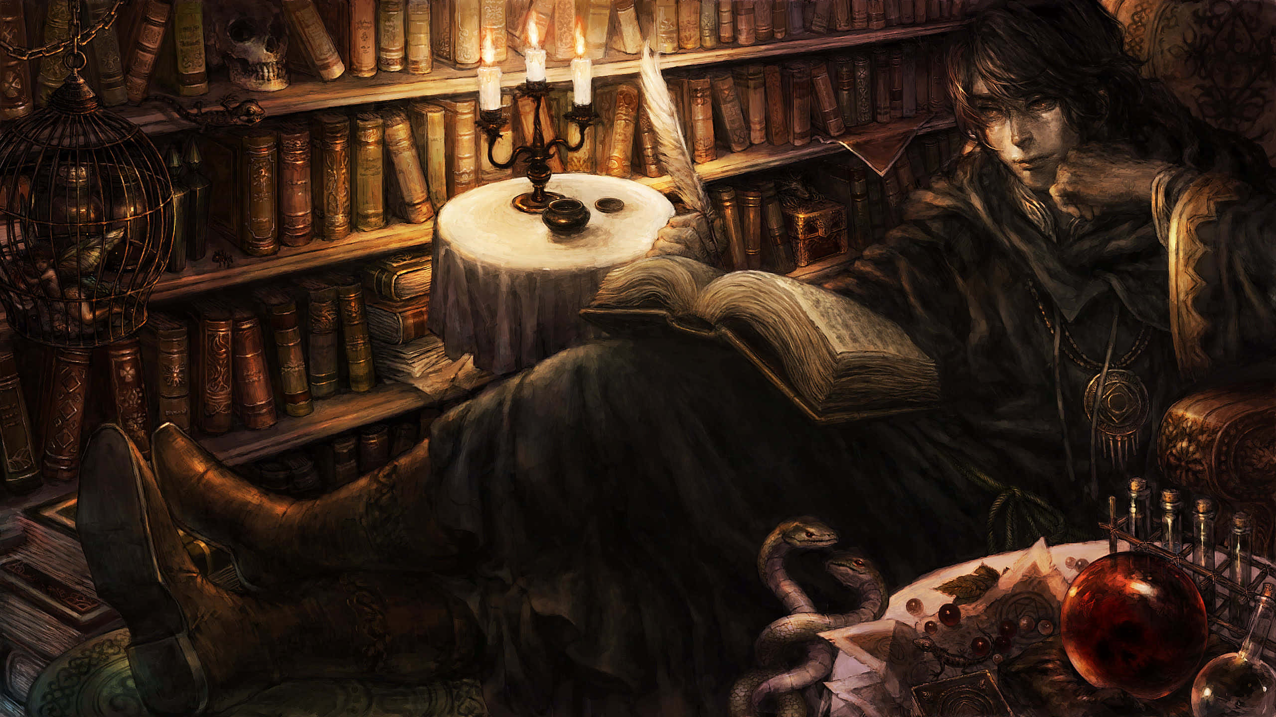 Grimoire 桌布 壁紙 — 一個披著斗篷的身影在燭光圖書館中閱讀一本古老的書，周圍是擺滿皮革裝訂書籍和神秘工藝品的書架。