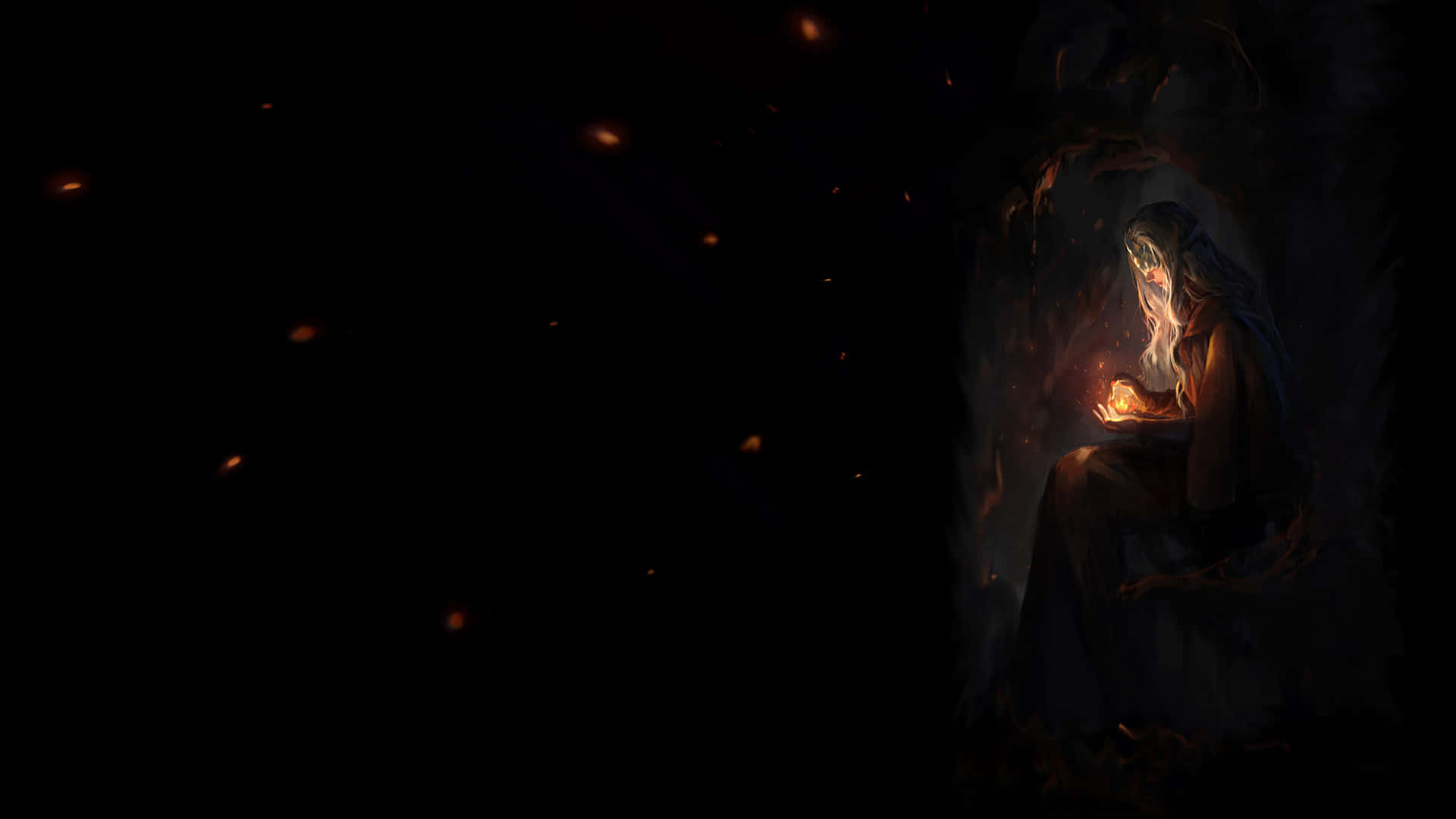 Fire Keeper 桌布 壁紙 — 一個披著斗篷的身影坐在黑暗中，手持一個發光的球體，將溫暖的光線投射在他們的臉龐和周圍環境上。