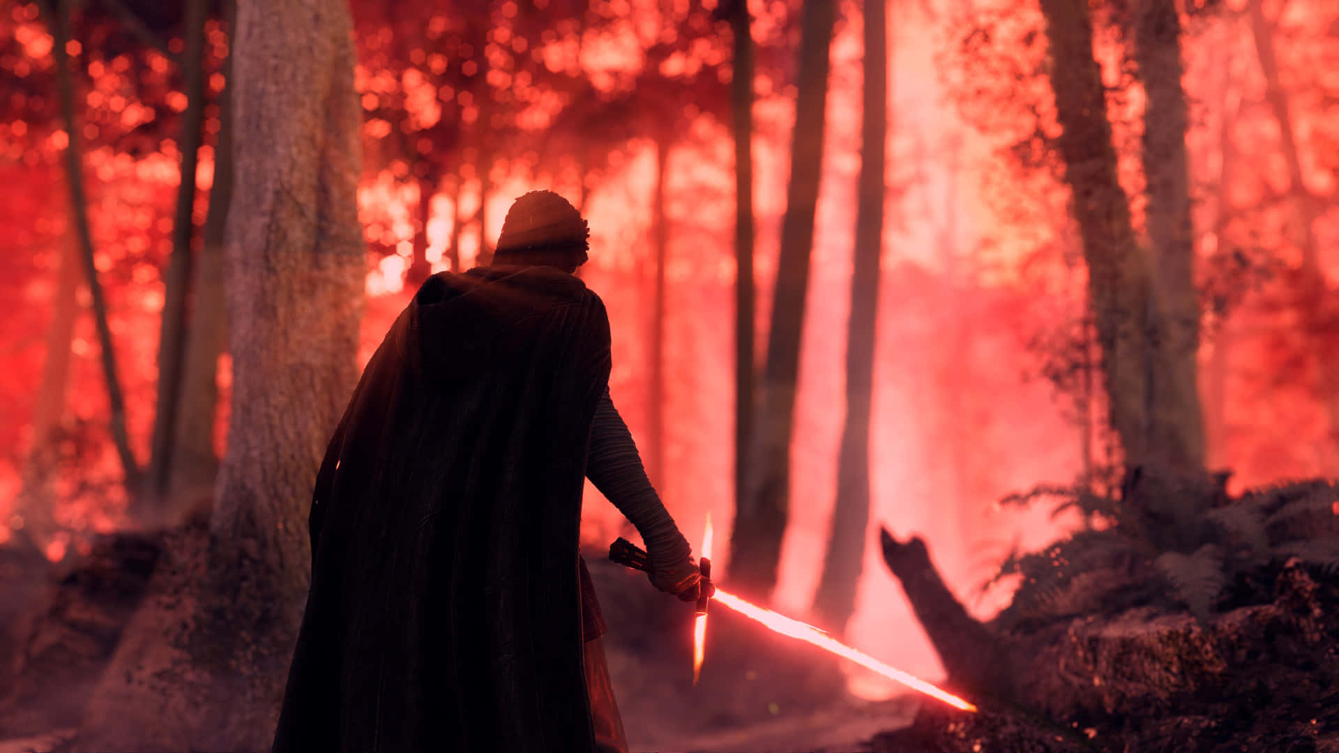 Mustafar 桌布 壁紙 — 一個披著斗篷的身影站在被紅光籠罩的森林中，手持一把發光的紅色光劍。