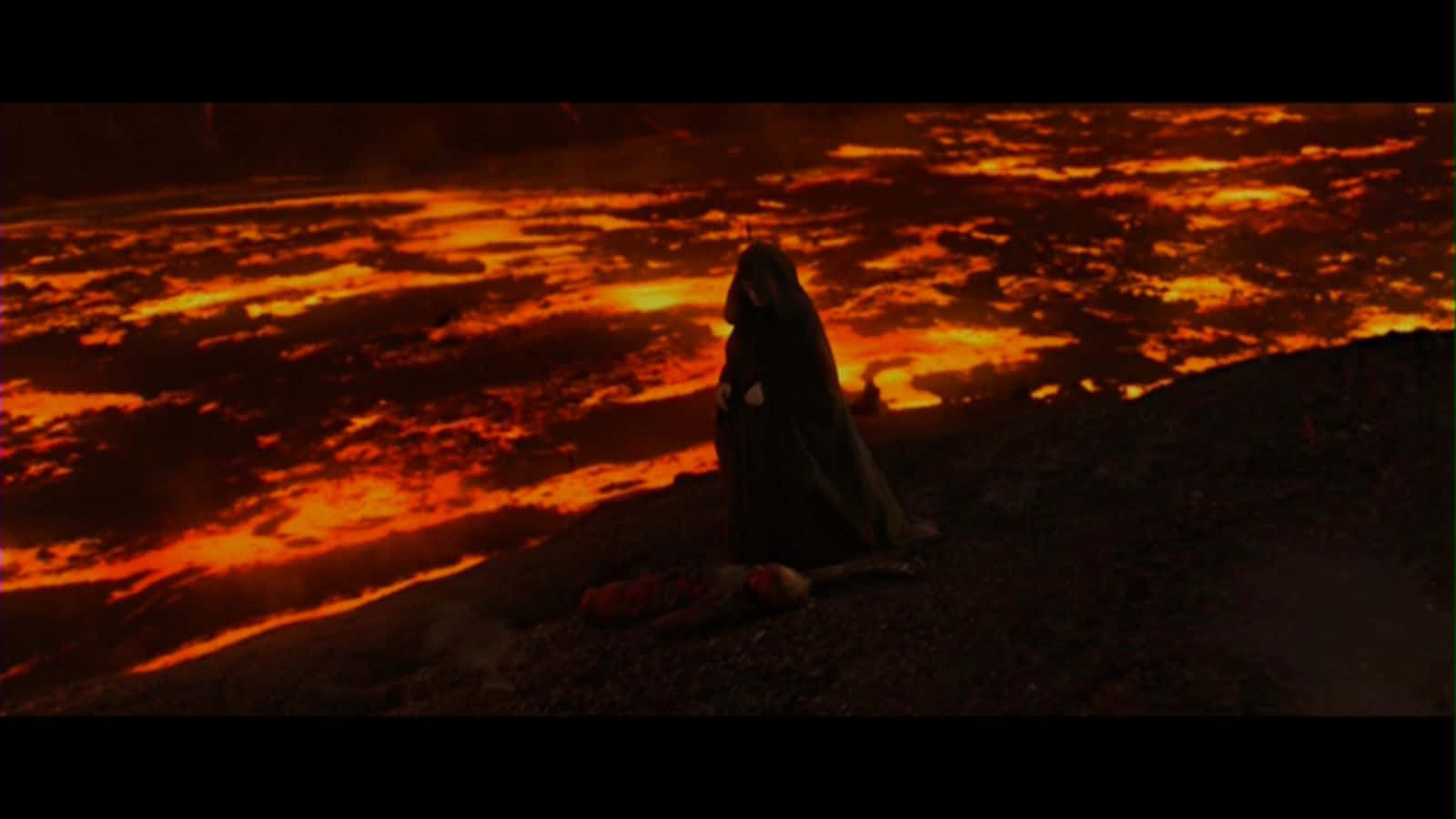 Mustafar 桌布 壁紙 — 一個披著斗篷的身影莊嚴地站在火山脊上，俯瞰著黃昏時分廣闊的發光熔岩原。