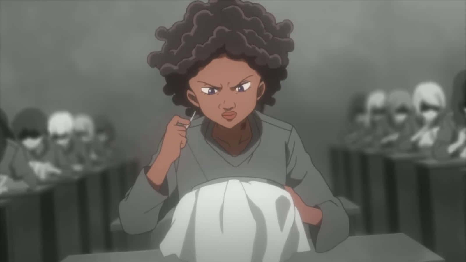 The Promised Neverland Krone 桌布 壁紙 — 一個捲髮動漫女孩坐在書桌前，拿著一塊白布，在昏暗的教室裡怒目而視。