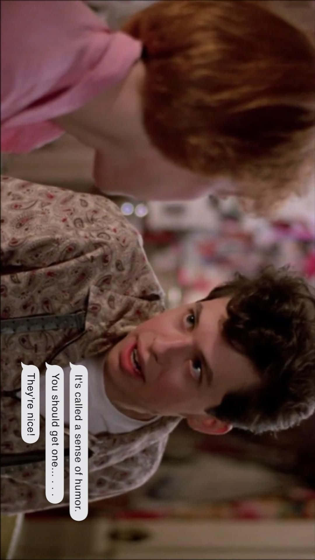 Jon Cryer 桌布 壁紙 — 一個捲髮年輕男子抬頭看著一位穿粉紅色襯衫的女子，對話框寫著「這叫幽默感」和「你應該也有一個...」。