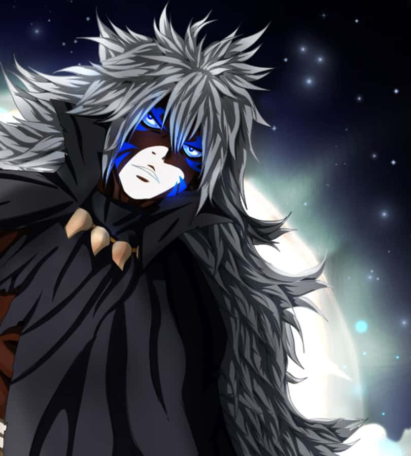 Acnologia 桌布 壁紙 — 一個擁有刺蝟頭、發光藍眼睛和黑色斗篷的動漫角色，站在有發光月亮的星空夜空下。