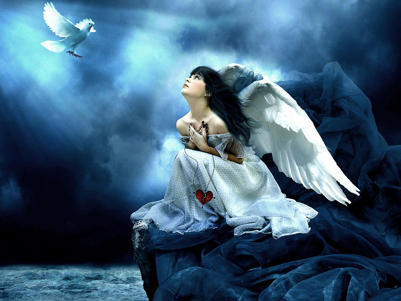 Angelic 桌布 壁紙 — 一個擁有天使翅膀和破碎心形吊墜的女人向上凝視，一隻白鴿飛過風暴般的藍色雲層。