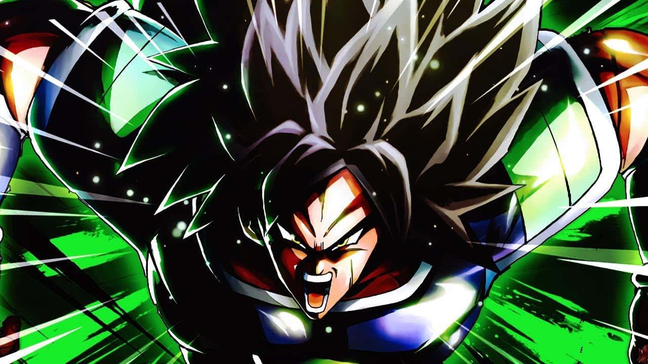 Dragon Ball Legends 桌布 壁紙 — 一個擁有尖刺白髮的兇猛動漫戰士，對著充滿活力的綠色和黑色能量爆發背景咆哮。