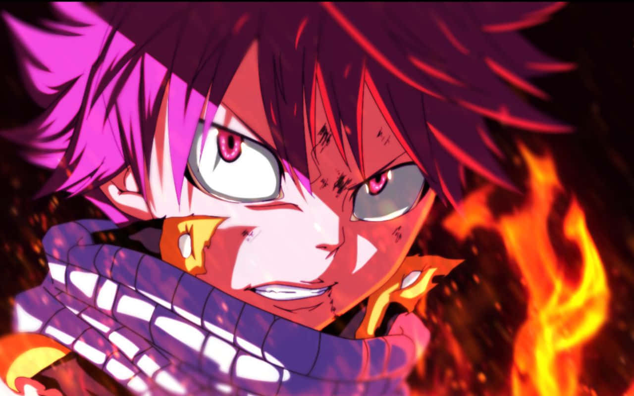 natsu dragneel 桌布 壁紙 — 一個擁有尖刺粉紅色頭髮和火熱眼睛的動漫角色，在熾熱的橙色火焰背景下強烈凝視。