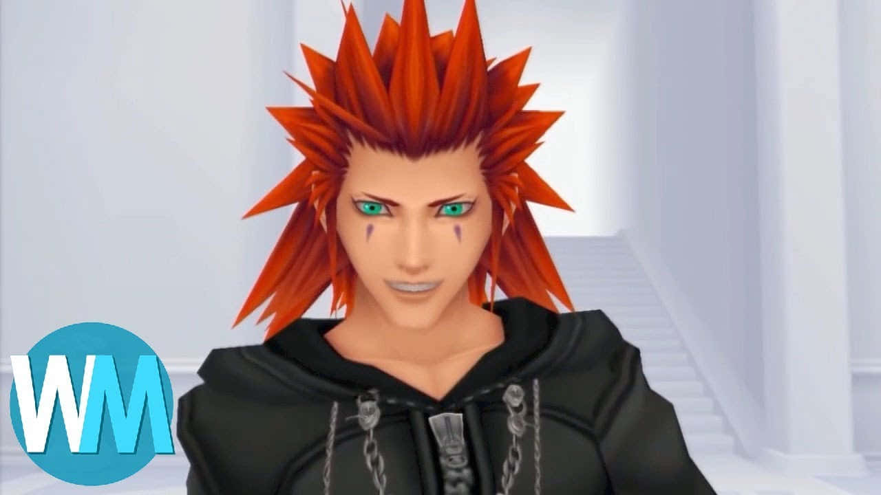 Kingdom Hearts Characters 桌布 壁紙 — 一個擁有尖刺紅髮和綠眼的電子遊戲角色，穿著帶有鏈條的黑色連帽衫，背景是明亮的白色樓梯。