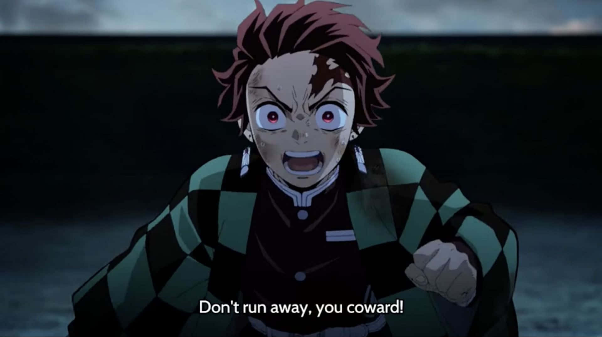 Demon Slayer Fight 桌布 壁紙 — 一個擁有尖刺紅髮和綠色黑色格仔服裝的動漫角色，在陰暗的背景下挑釁地大喊。
