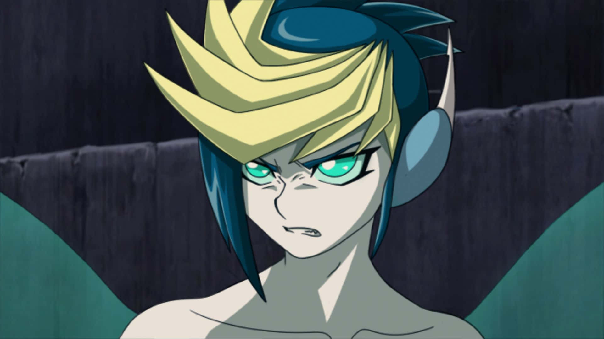 Yu-gi-oh Yugo 桌布 壁紙 — 一個擁有尖刺藍黃色頭髮和發光綠色眼睛的動漫角色，在深色木質背景下凝視著。