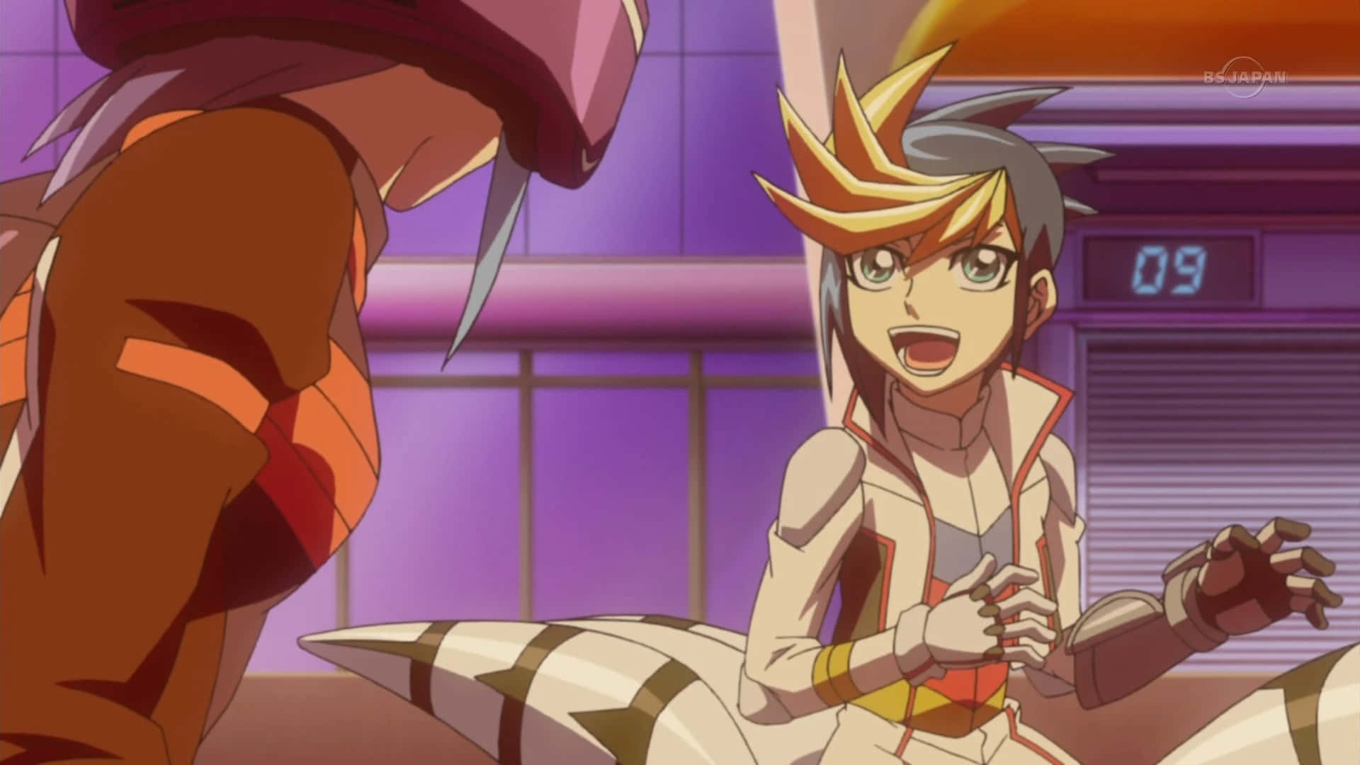 Yu-gi-oh Yugo 桌布 壁紙 — 一個擁有尖刺金髮和綠色眼睛的動漫角色，在未來風格的紫色房間裡興奮地微笑著，手持一張卡片。