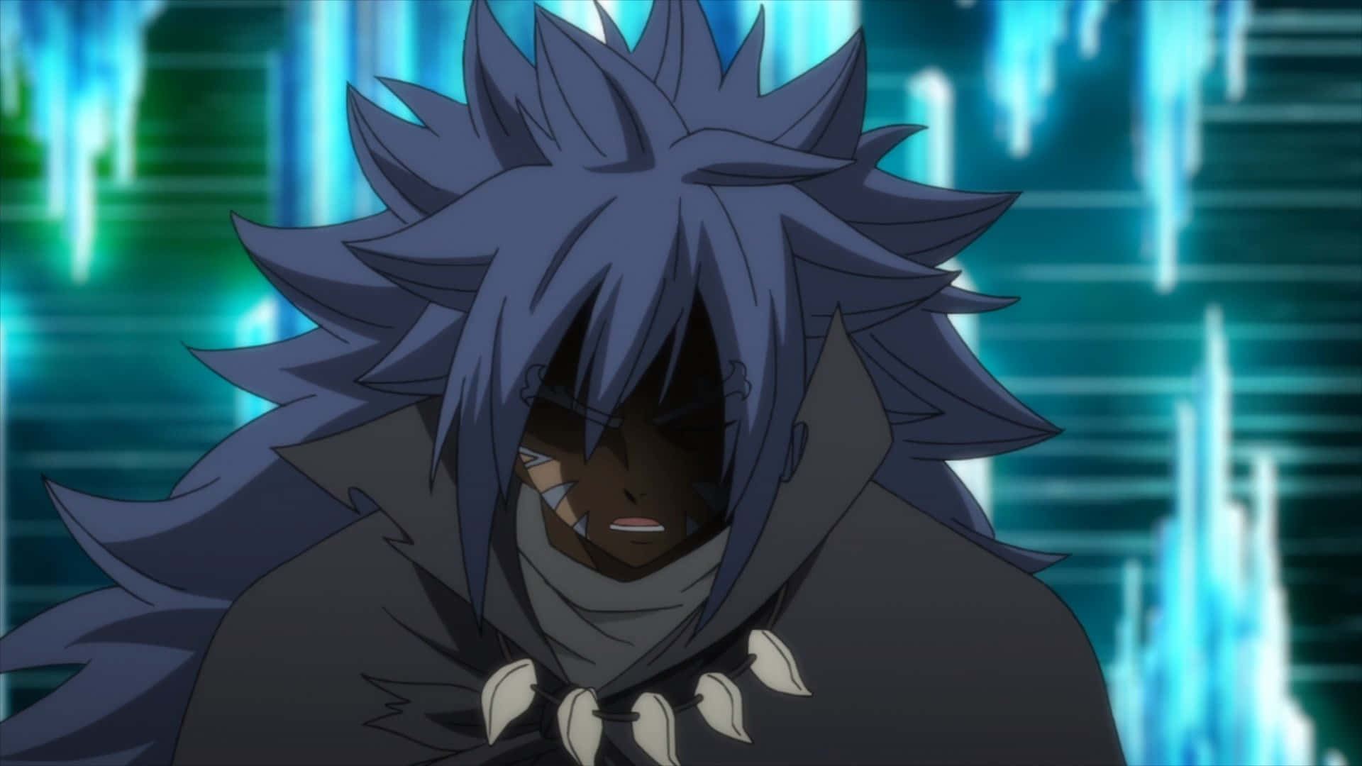 Acnologia 桌布 壁紙 — 一個擁有尖刺頭髮、深色皮膚和連帽斗篷的動漫角色，站在發光的藍色數位背景前。