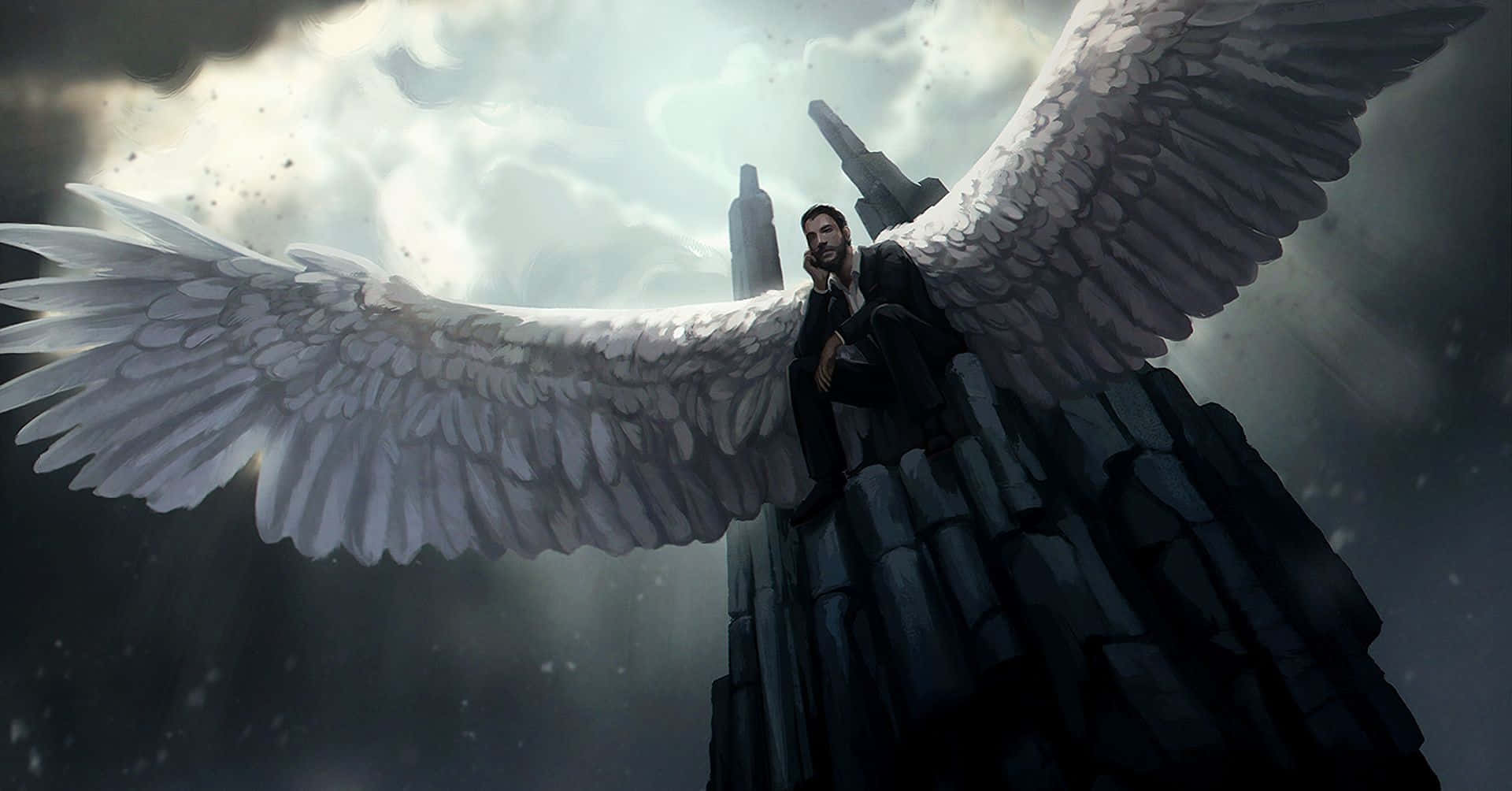 Lucifer Wings 桌布 壁紙 — 一個擁有巨大白色翅膀的男人棲息在黑暗的石尖塔上，背景是暴風雨的天空和遠處的塔樓。
