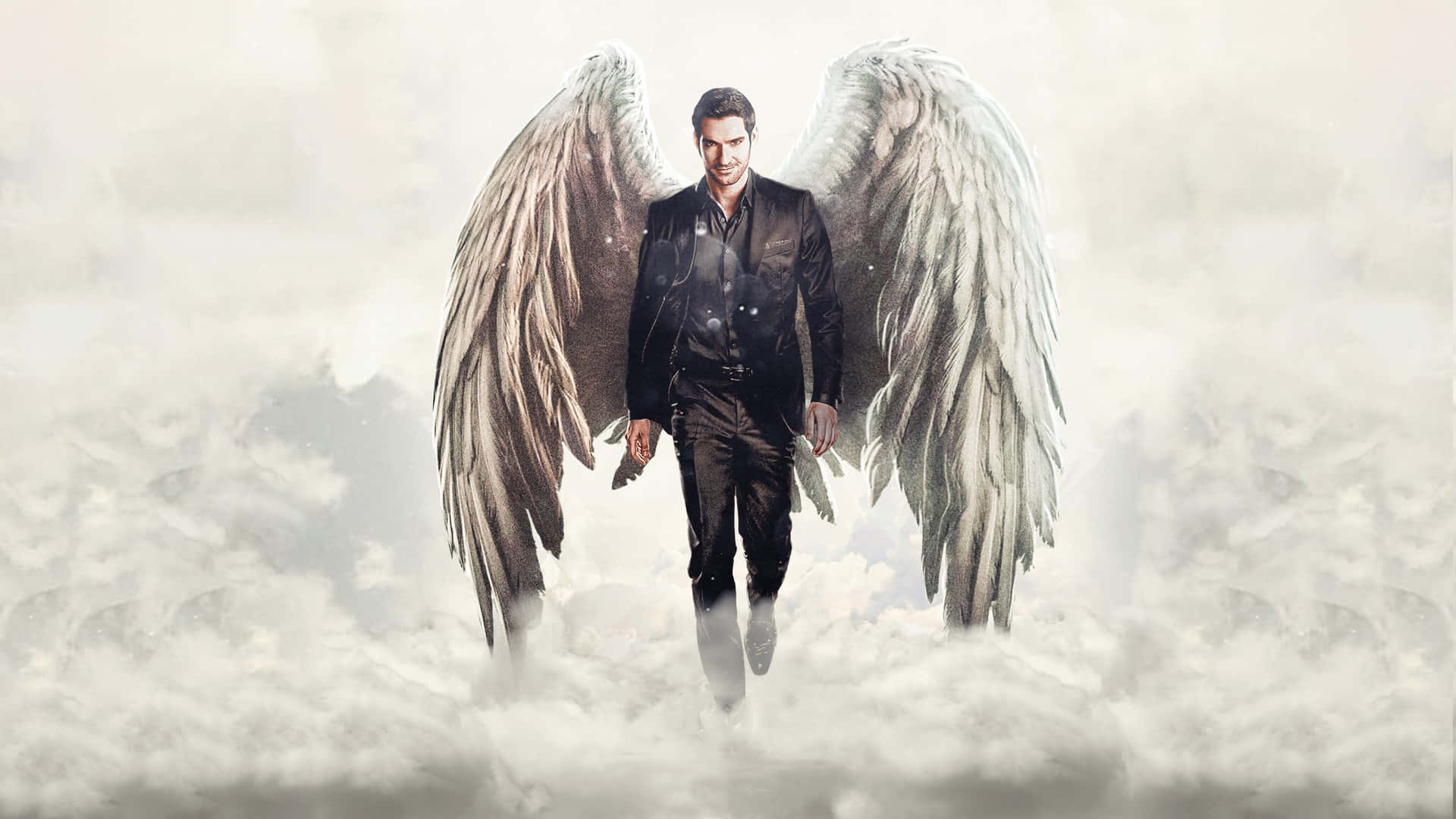 Lucifer Wings 桌布 壁紙 — 一個擁有巨大羽毛翅膀的男人自信地走過柔軟的雲層，營造出戲劇性的空靈場景。