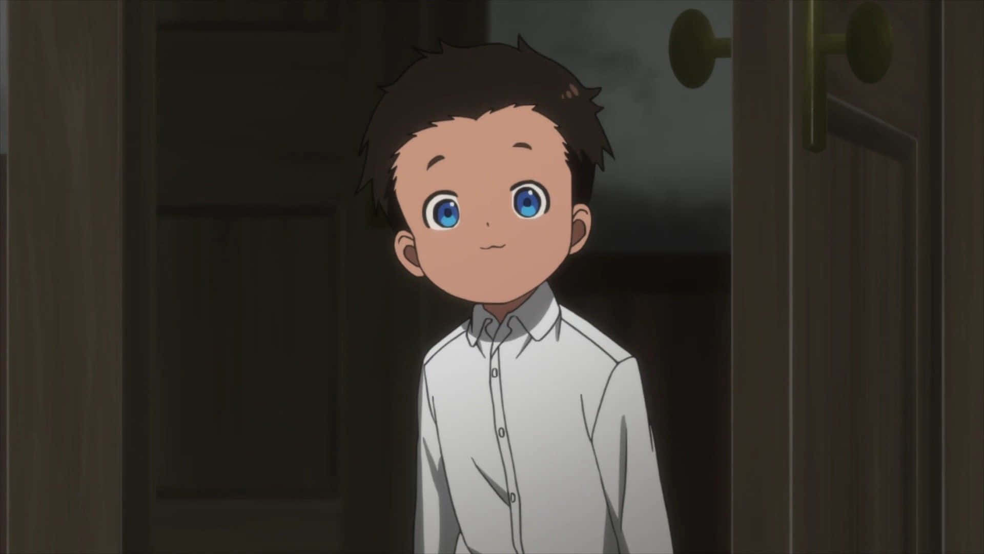 The Promised Neverland Don 桌布 壁紙 — 一個擁有明亮藍色眼睛和深色頭髮的年輕動漫男孩，穿著白色襯衫站在昏暗的門口。