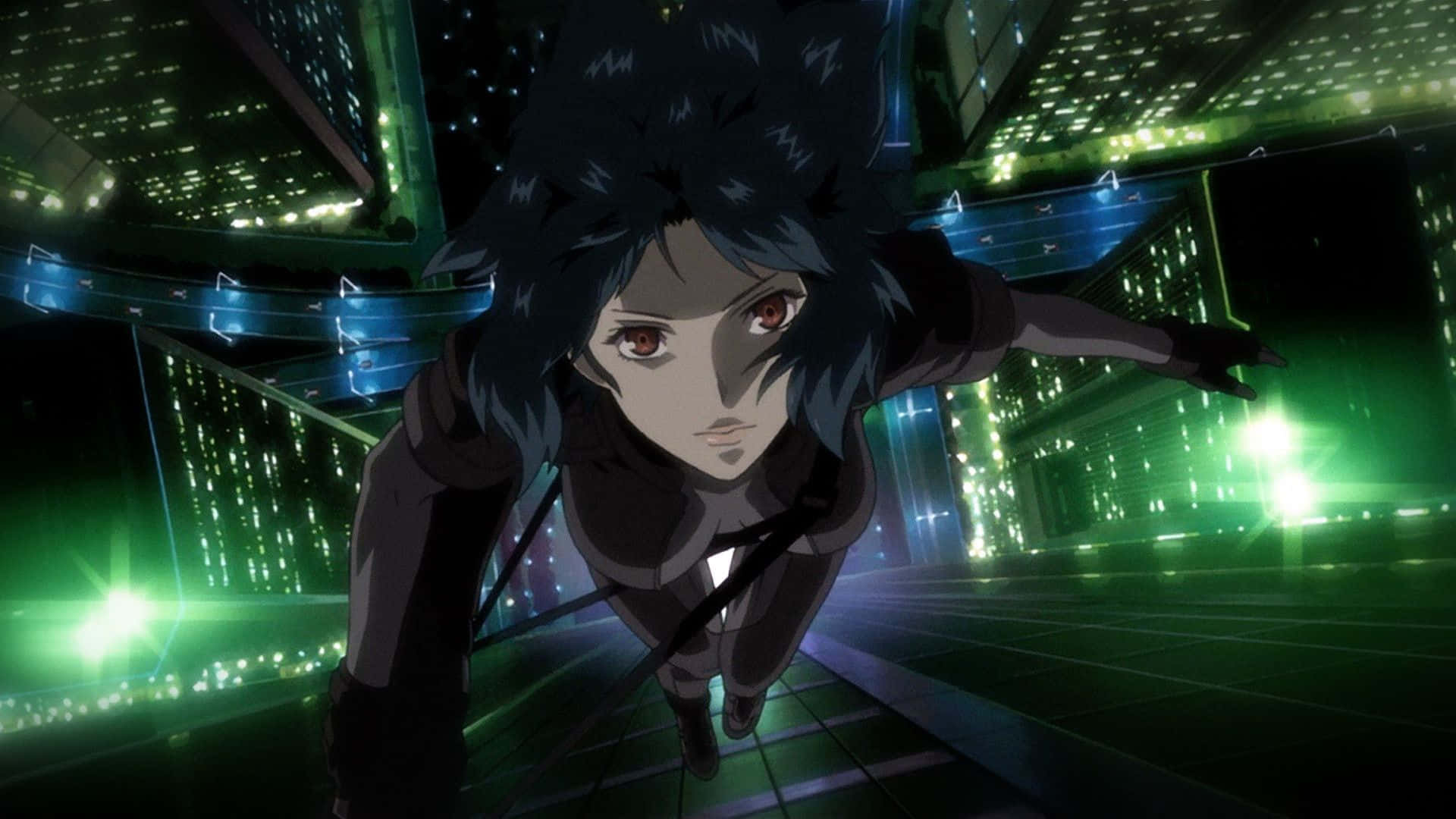 Ghost In The Shell Logicoma 桌布 壁紙 — 一個擁有深色頭髮和紅色眼睛的動漫角色在夜晚穿過霓虹燈照亮的未來城市景觀滑行。