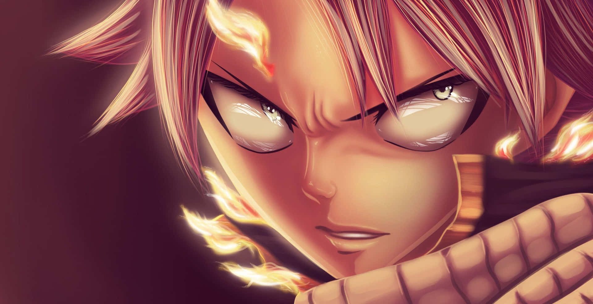 natsu dragneel 桌布 壁紙 — 一個擁有火焰般頭髮和發光眼睛的動漫角色，在黑暗背景下被火焰包圍，緊握拳頭。