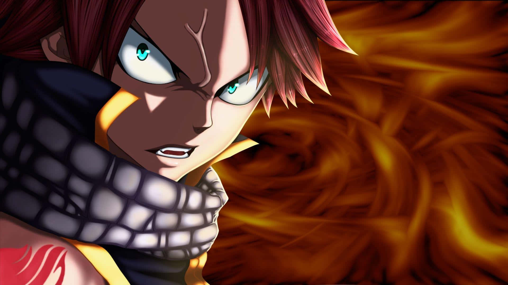 natsu dragneel 桌布 壁紙 — 一個擁有火紅頭髮和發光藍眼睛的動漫角色，在旋轉的橙色火焰背景下強烈凝視。