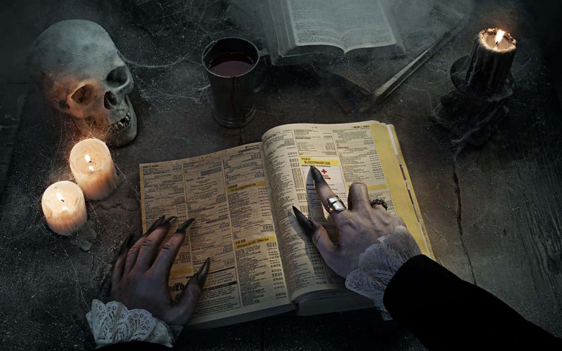 Dark Witch 桌布 壁紙 — 一個擁有爪狀手和戒指的女巫，在燭光搖曳的開放魔法書上施法，旁邊有一個頭骨和酒杯。