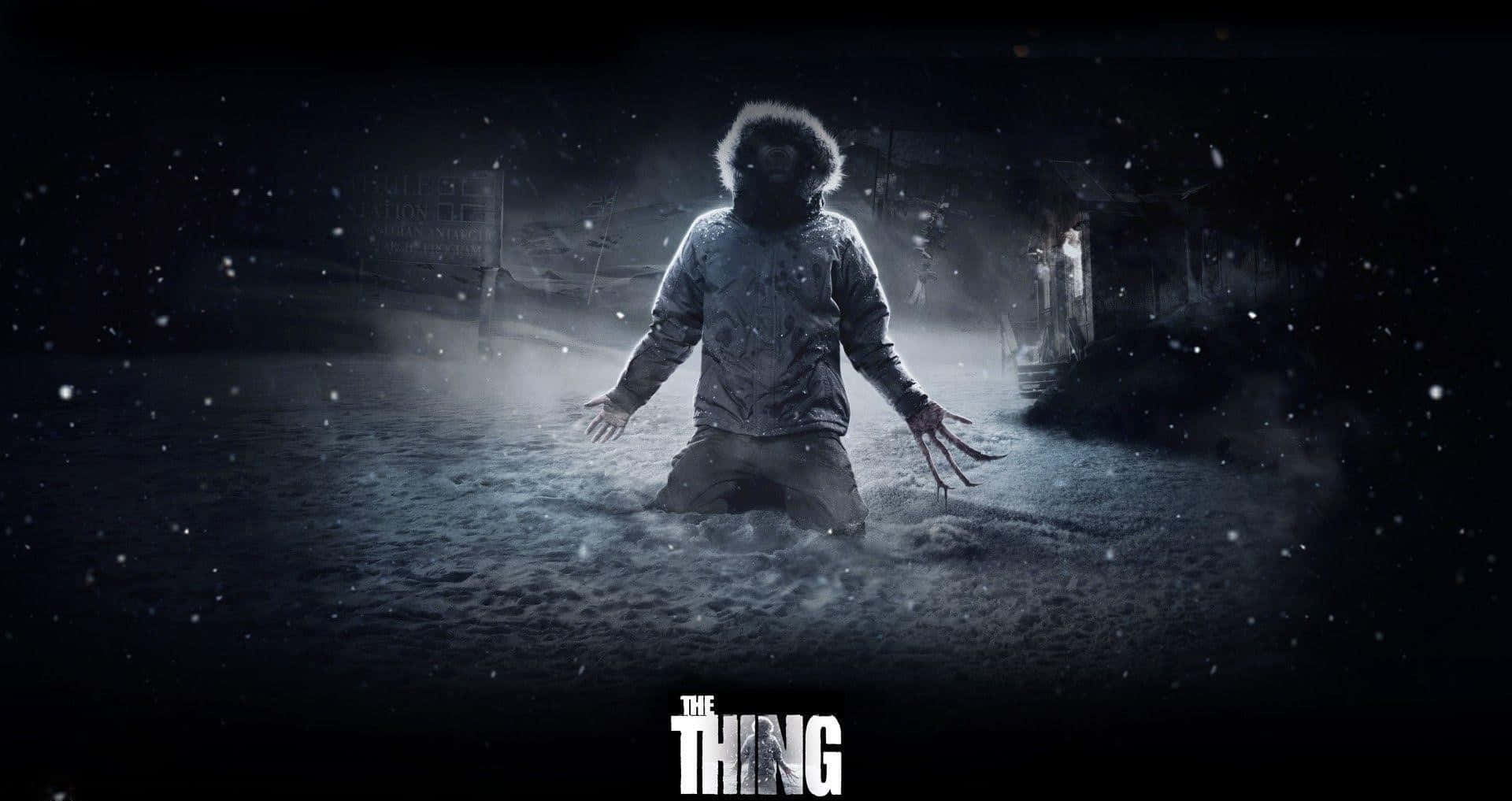 Monster Movies 桌布 壁紙 — 一個擁有爪狀手的怪物般身影，在黑暗星空下從雪水中浮現。
