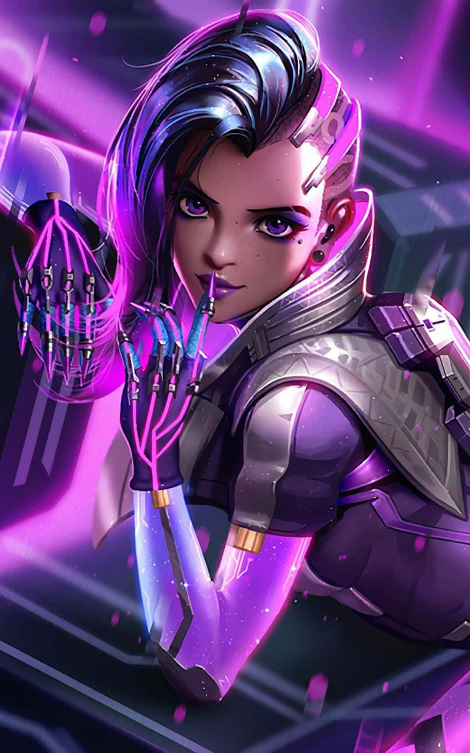 Overwatch Sombra 桌布 壁紙 — 一個擁有發光紫色頭髮和機械手的賽博龐克動漫女孩，在霓虹燈照亮的未來背景下手持發光武器。