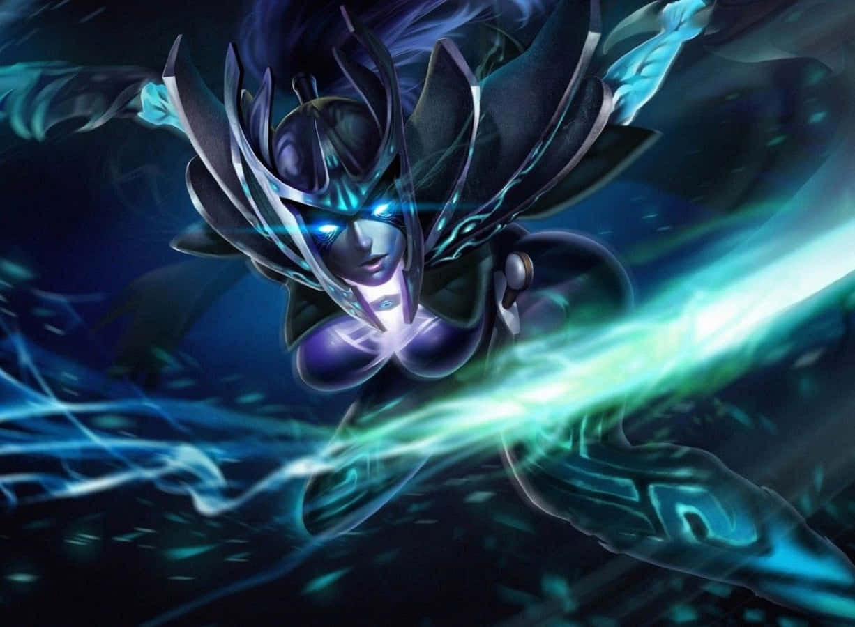 Phantom Assassin 桌布 壁紙 — 一個擁有發光藍色眼睛和能量刀刃的黑暗奇幻戰士，在動態數碼藝術場景中向前衝刺。