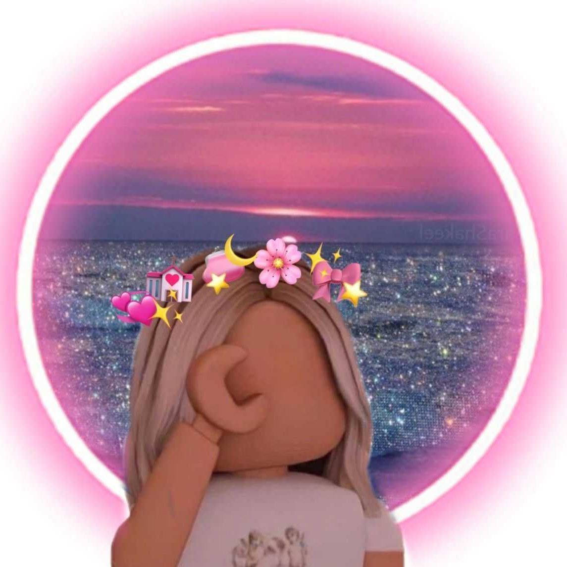 Preppy Roblox 桌布 壁紙 — 一個擁有粉紅色頭髮和古怪表情符號配件的Roblox虛擬角色，凝視著被發光圓圈框住的粉紅色日落天空下閃閃發光的海洋。
