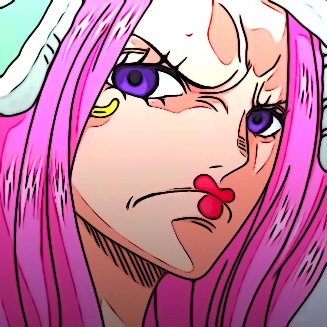 Jewelry Bonney 桌布 壁紙 — 一個擁有粉紅色頭髮和紫色眼睛的兇猛動漫女孩，帶著堅定的表情強烈地瞪視著。