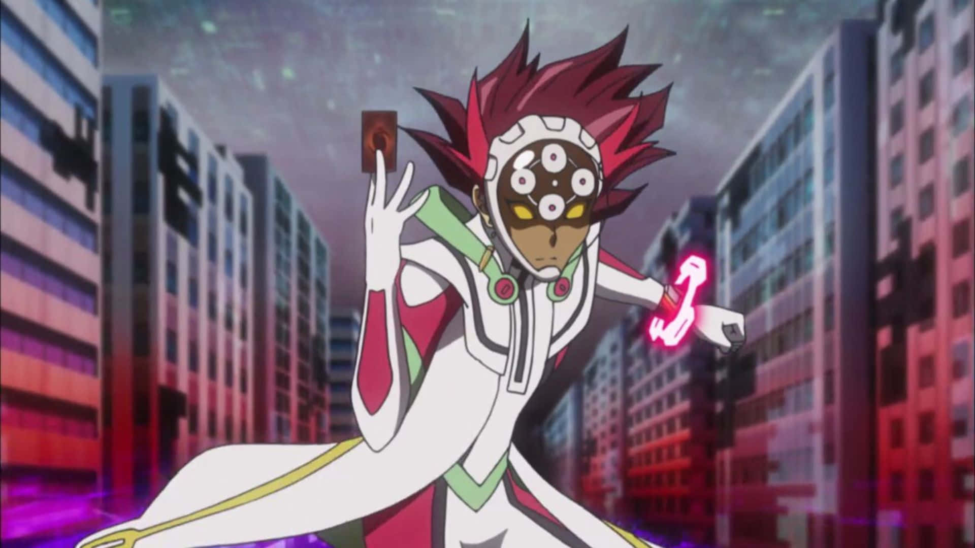 Ryoken Kogami 桌布 壁紙 — 一個擁有紅色尖刺頭髮和面具的動漫角色，站在霓虹燈照亮的城市街道上，手持發光的卡片。