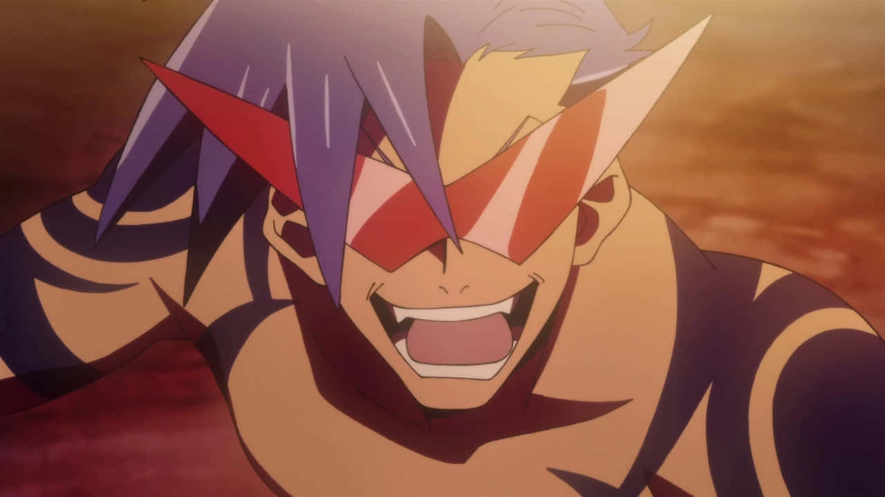 Gurren Lagann Kamina 桌布 壁紙 — 一個擁有紫色和黃色尖刺頭髮及紅色護目鏡的動漫角色，在溫暖的橙色背景上猛烈大笑。