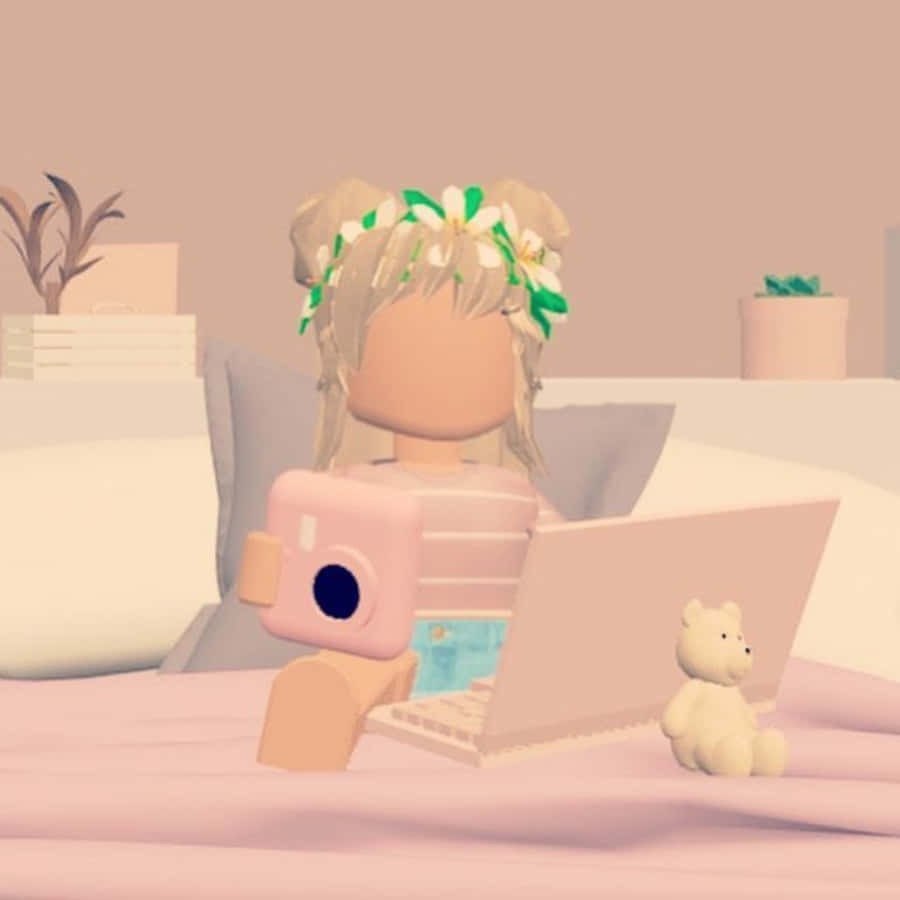 美學 Roblox 桌布 壁紙 — 一個擁有花卉頭髮的Roblox虛擬角色坐在床上，使用粉紅色相機和手提電腦，旁邊有一隻泰迪熊。