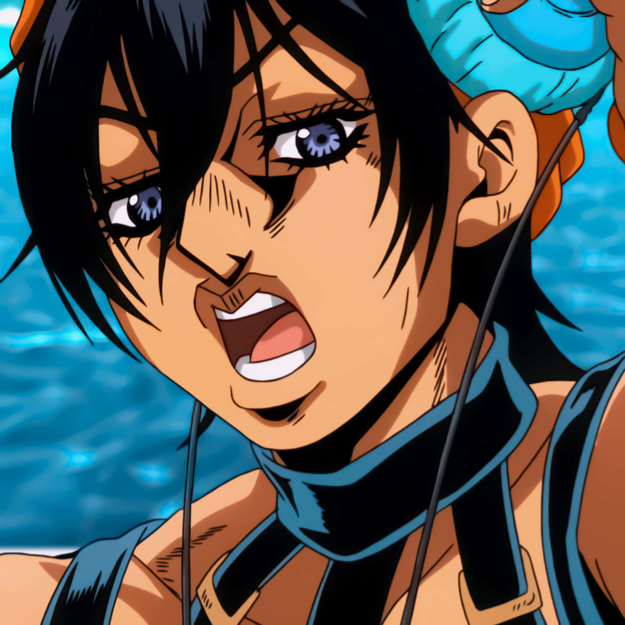 Narancia Ghirga 桌布 壁紙 — 一個擁有藍色眼睛和黑色頭髮的兇猛動漫角色，在明亮的藍色水背景前大喊。