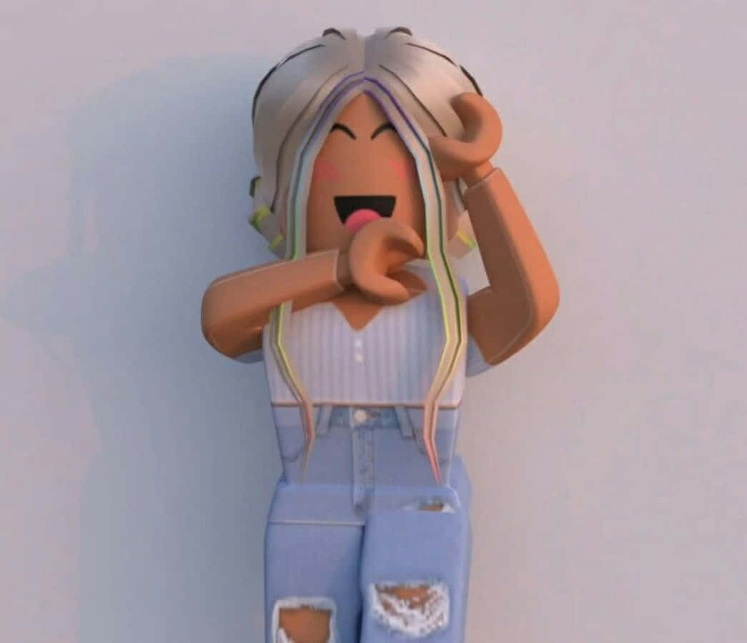 美學 Roblox 桌布 壁紙 — 一個擁有銀色頭髮和破洞牛仔褲的Roblox虛擬角色，對著素色牆壁開懷大笑。
