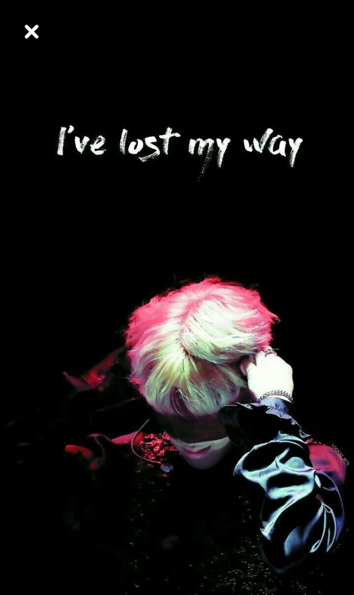 Bts Fanart 桌布 壁紙 — 一個擁有鮮豔粉紅和綠色頭髮的人喺陰影黑暗中向下望，上面有「我迷失咗方向」嘅文字發光。