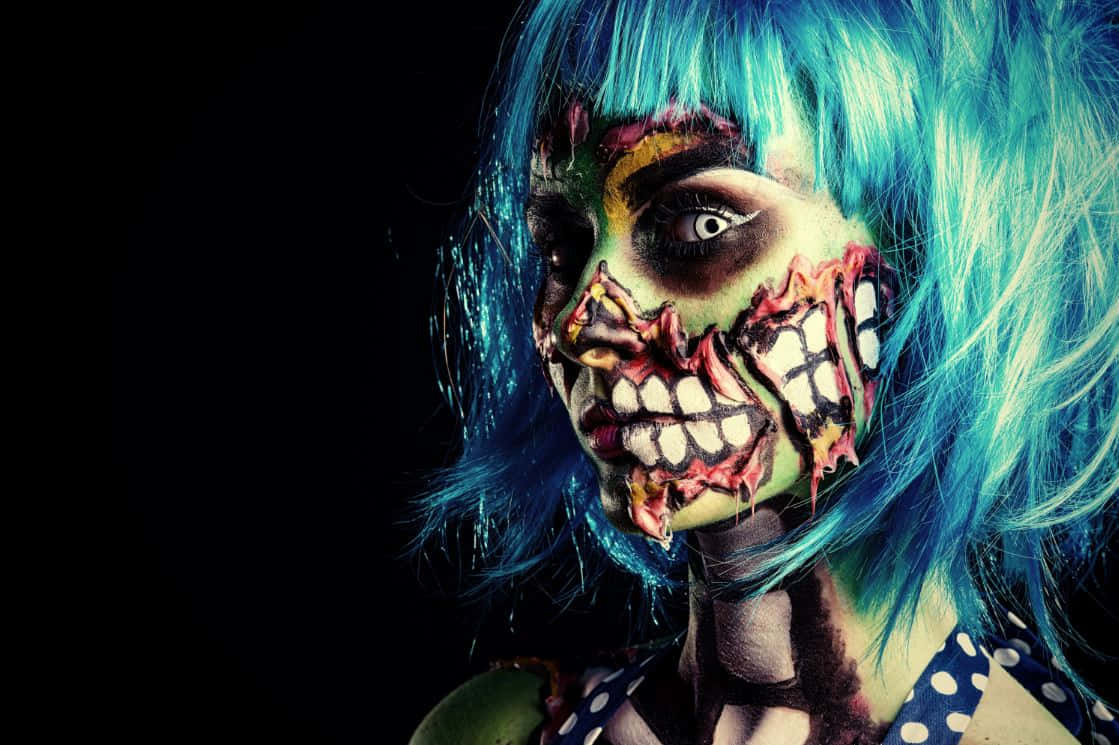 Halloween Makeup 桌布 壁紙 — 一個擁有鮮豔藍色頭髮和恐怖喪屍妝容的人，在黑色背景下強烈凝視。