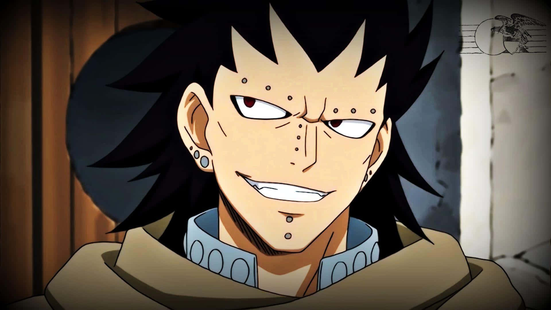 Gajeel Redfox 桌布 壁紙 — 一個擁有黑色刺蝟頭和面部穿孔的動漫角色在昏暗的房間裡強烈地冷笑。