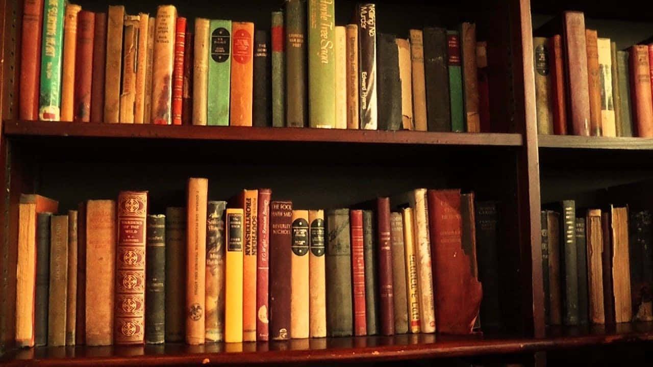 一個放滿書的書架 壁紙