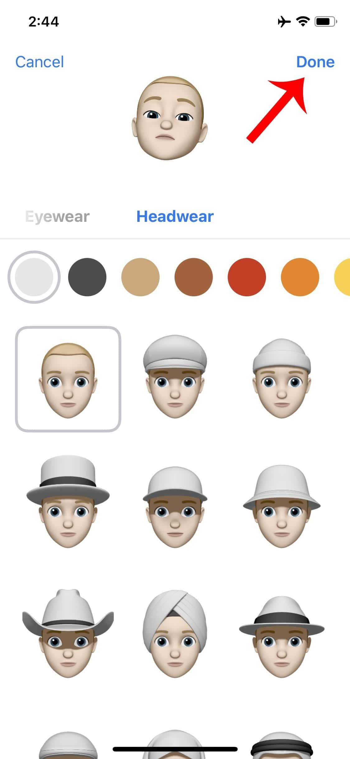 Animojis 桌布 壁紙 — 一個數碼表情符號自訂畫面，顯示頭飾選項，並有一個紅色箭頭指向完成按鈕。
