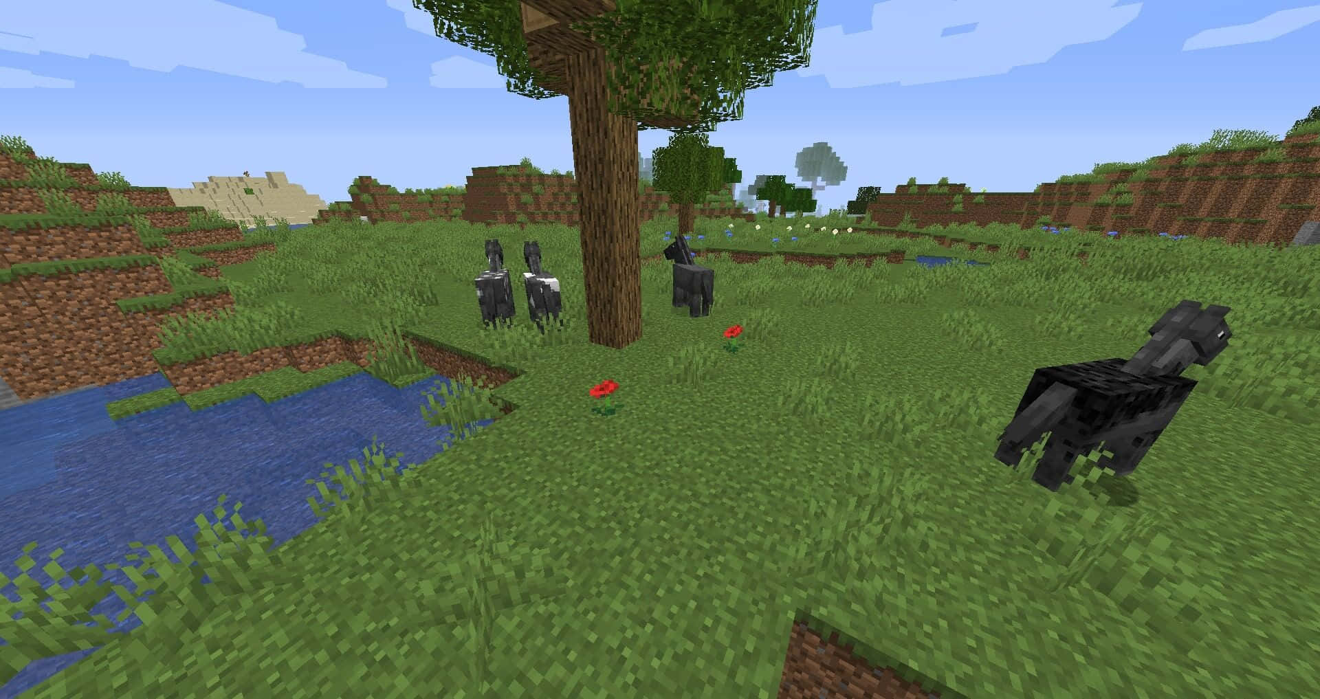 Minecraft Horses 桌布 壁紙 — 一個方塊狀的Minecraft景觀，馬匹在樹木和河流附近吃草，天空清澈湛藍。