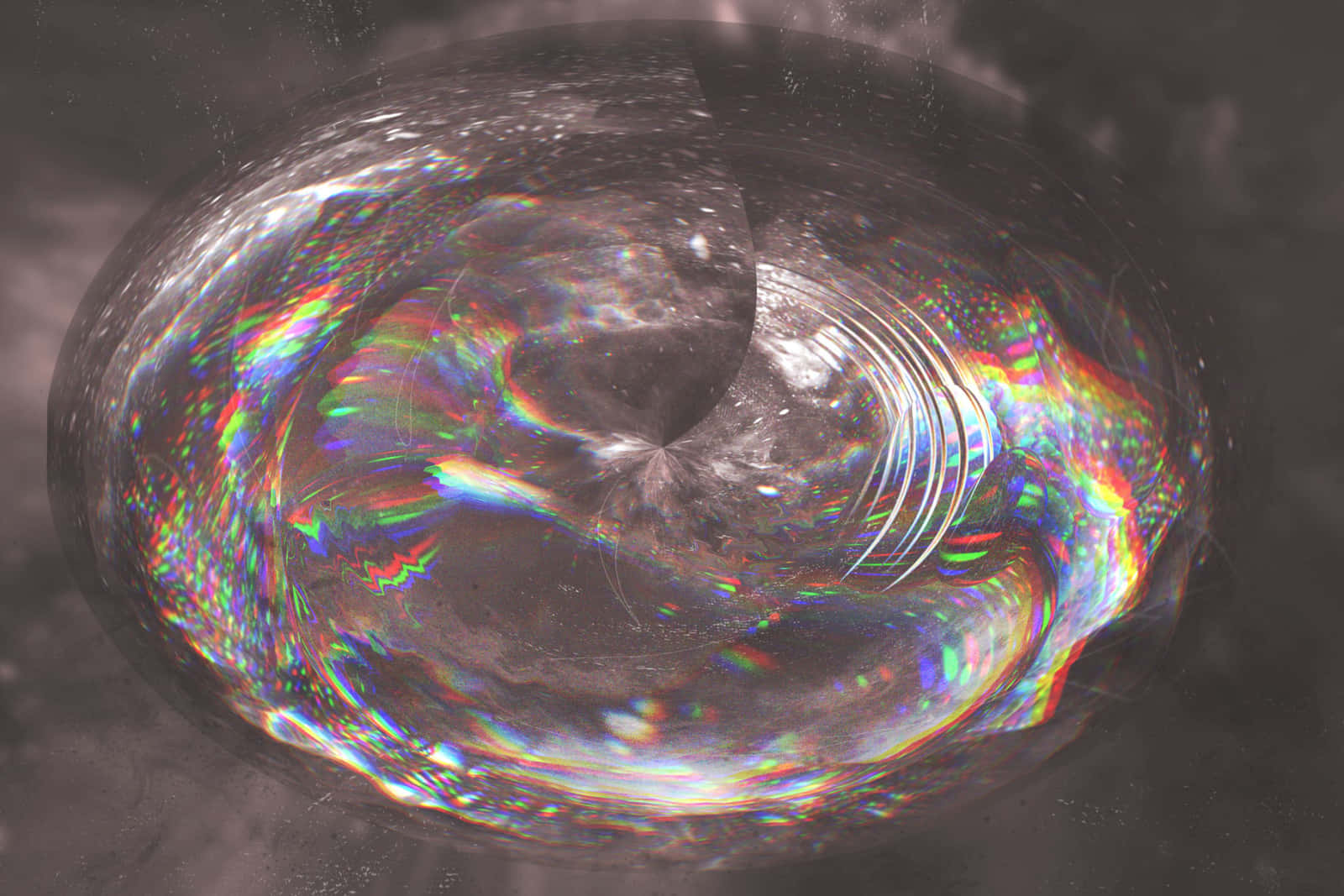 Glitch Effect 桌布 壁紙 — 一個旋轉的宇宙漩渦，帶有彩虹色光線透過半透明球體折射，背景是黑暗星雲。