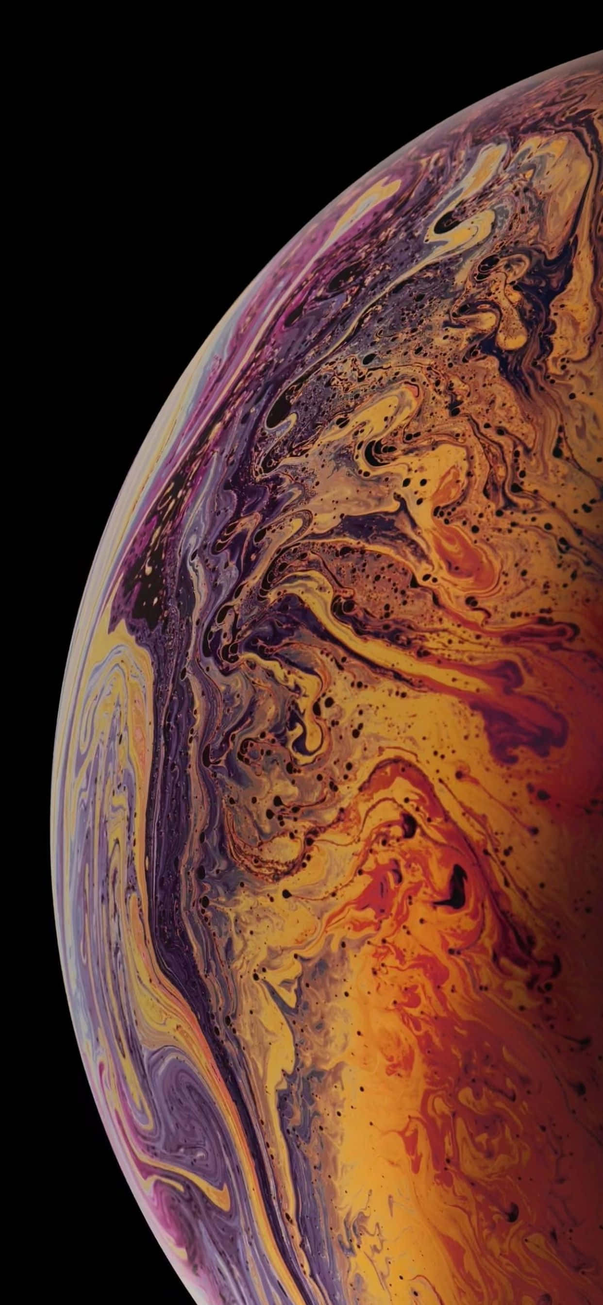 iPhone Xs Max 桌布 壁紙 — 一個旋轉的宇宙球體，帶有熾熱的橙色、紫色和金色星雲，背景是黑色虛空。