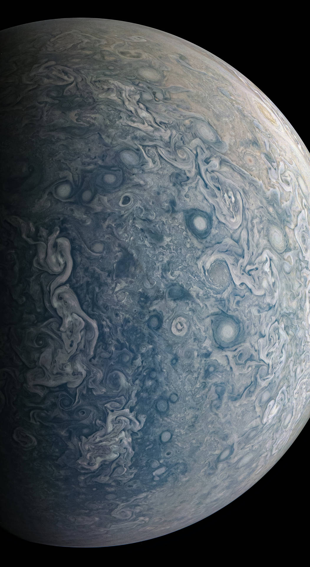木星在太空黑色背景下旋轉的藍白風暴圖案。 — 太空 iPhone 動態圖 壁紙