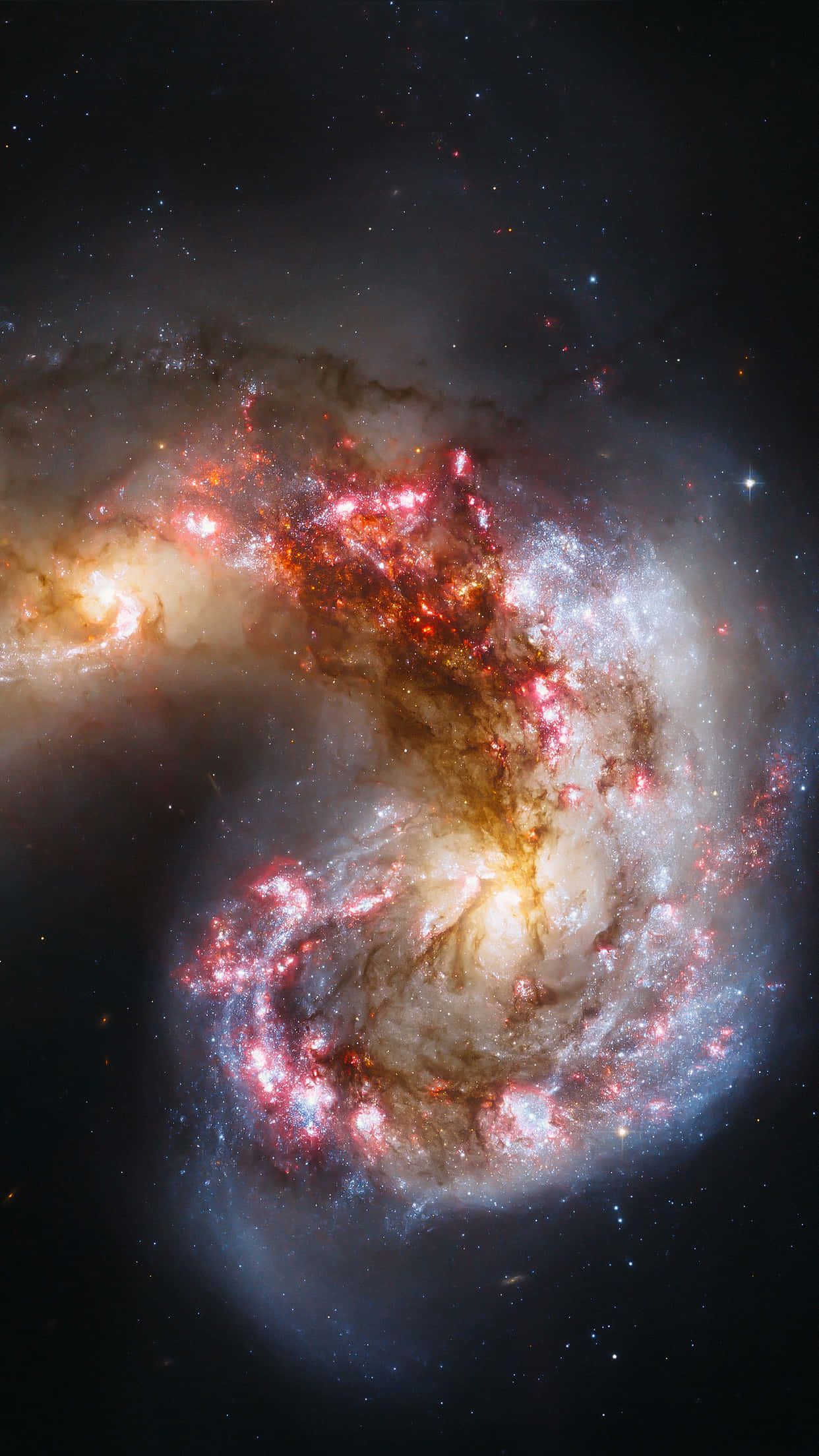 Space Phone 桌布 壁紙 — 一個旋轉的螺旋星系在佈滿星辰的宇宙虛空中散發出火紅與金色的光芒。